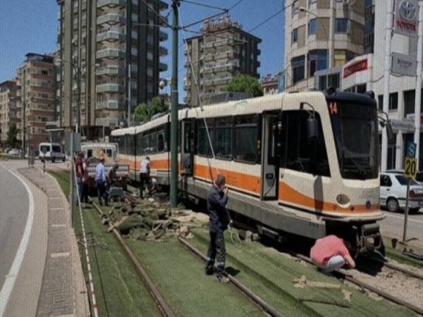 Gaziantep'te Otomobil Tramvayla Çarpıştı! 1 Kişi Yaralı.