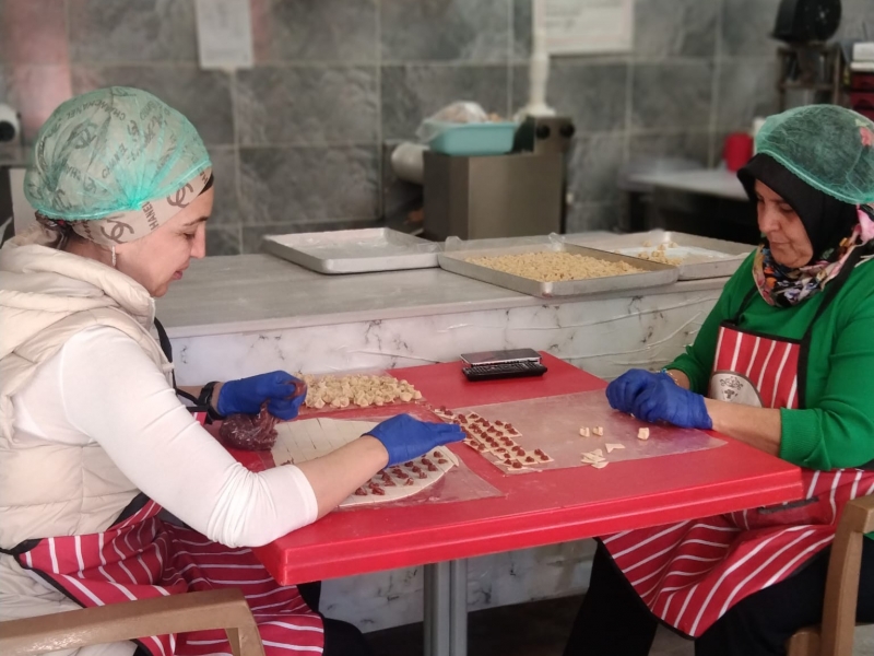 GAZİANTEP’Lİ İŞ KADINI GAZİANTEP YEMEKLERİNİ DÜNYAYA TANITIYOR